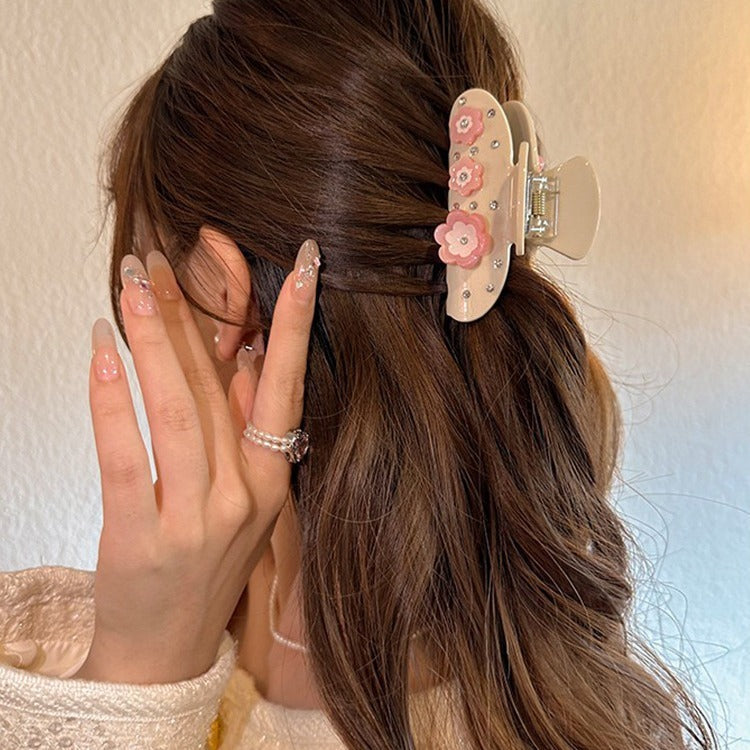 Coiffure à pince à cheveux sauvage de tempérament