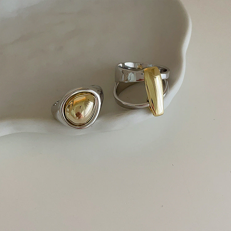 Anillo De Metal Irregular De Color En Contraste Dorado Y Plateado