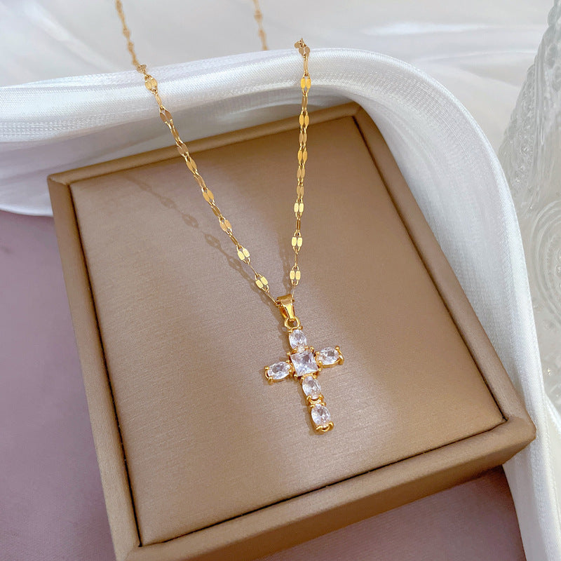 Cruz de circonita de lujo ligera con microincrustaciones exquisita