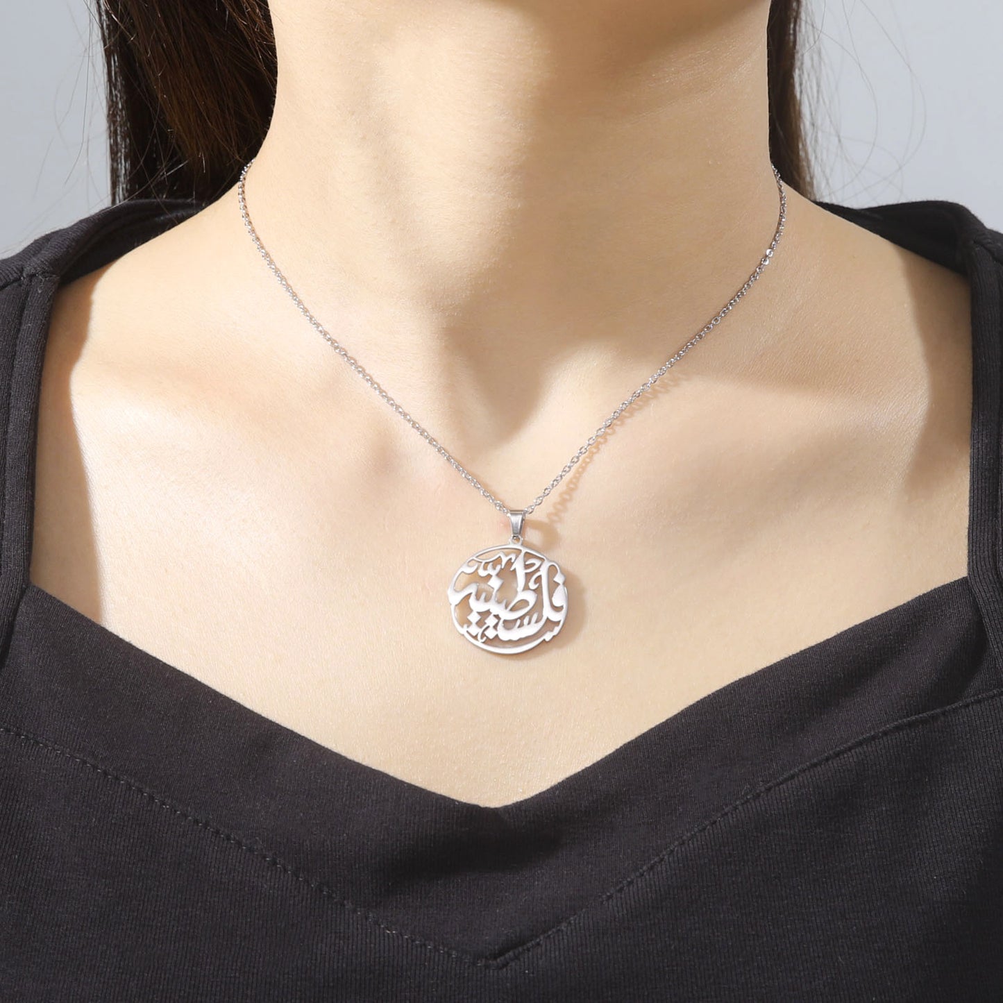 Collar con colgante de texto redondo pulido de doble cara con diseño de interés especial