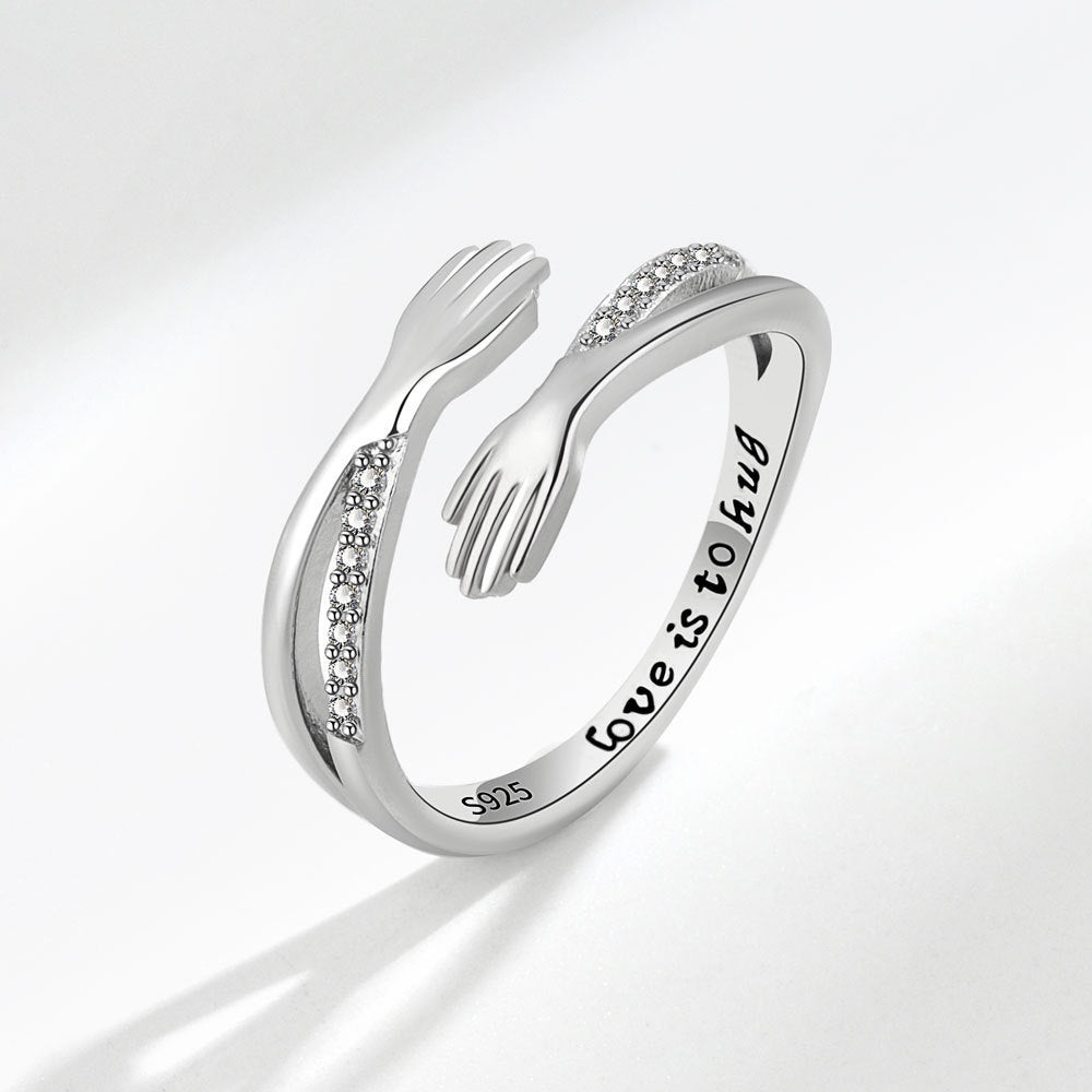 Les mains créatives de la mode embrassent la bague de couple en diamant