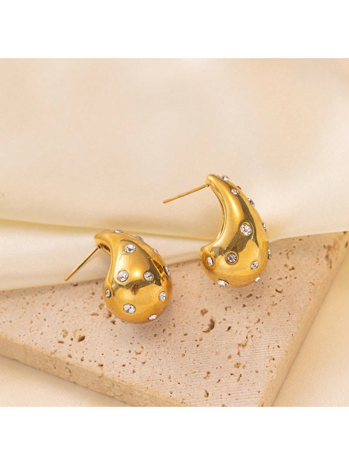 Clous d'oreilles élégants en diamant coloré pour femmes