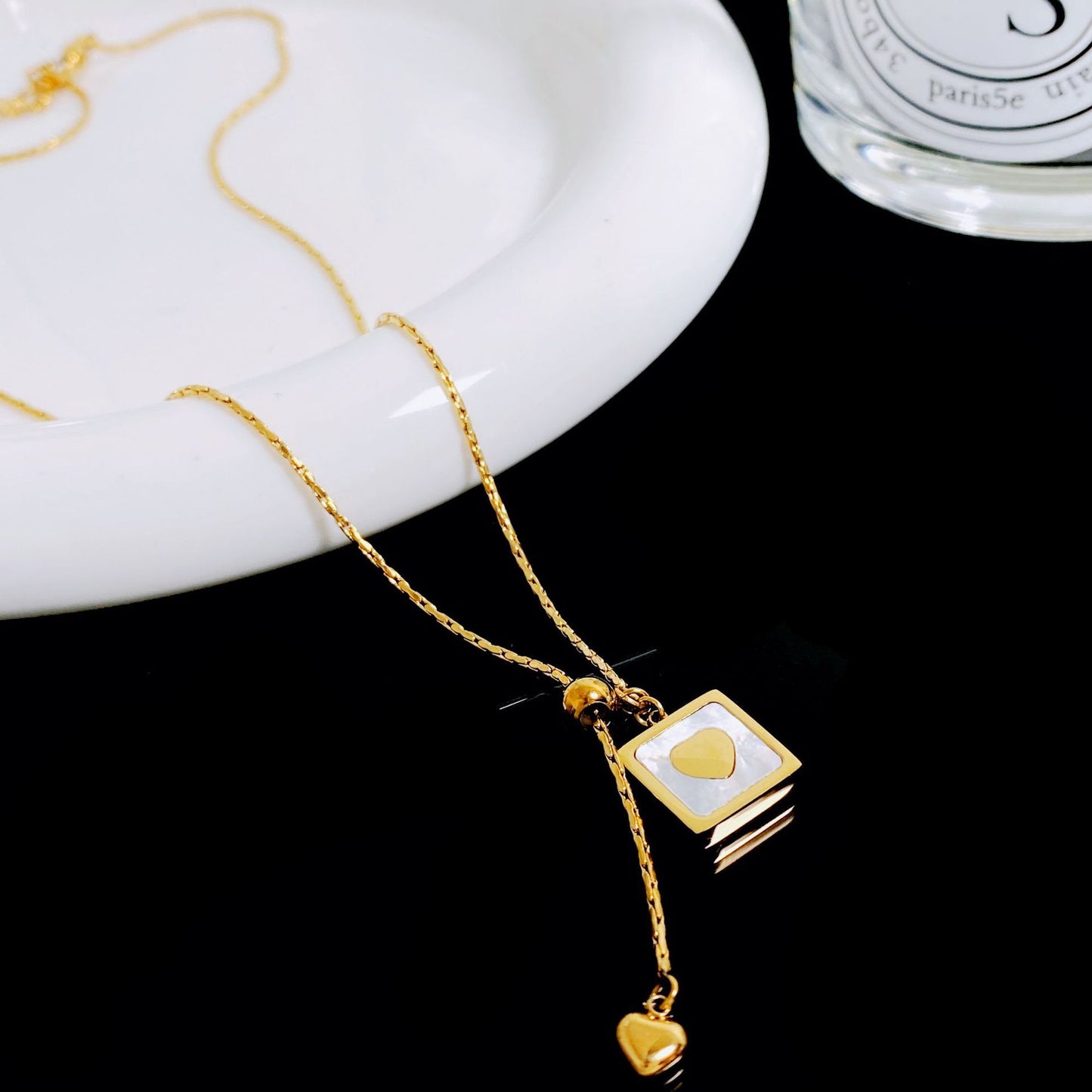 Cadena de clavícula con borla y diseño de collar de acero de titanio y amor de concha blanca de lujo ligero