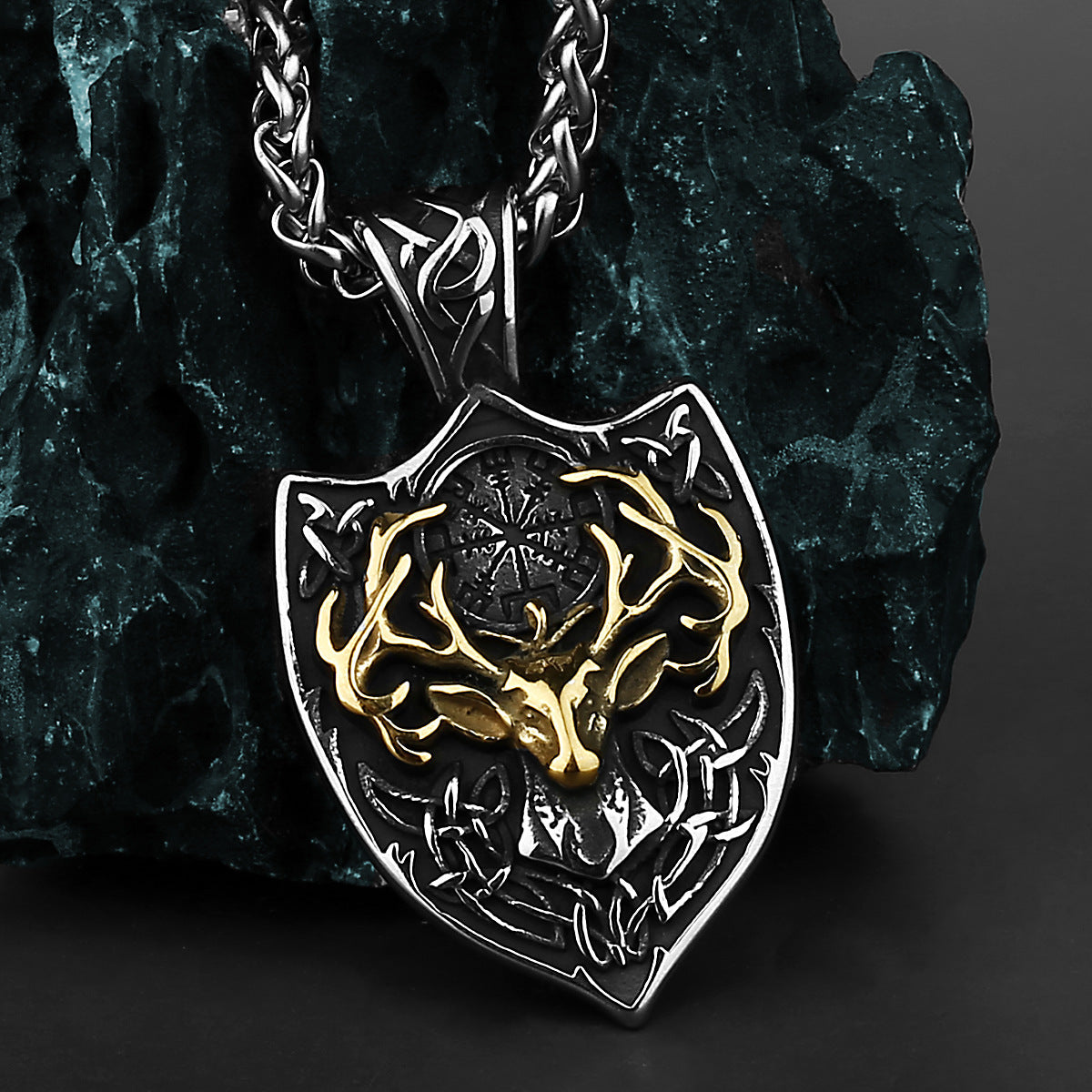 Collier pendentif en acier titane bois dominateur