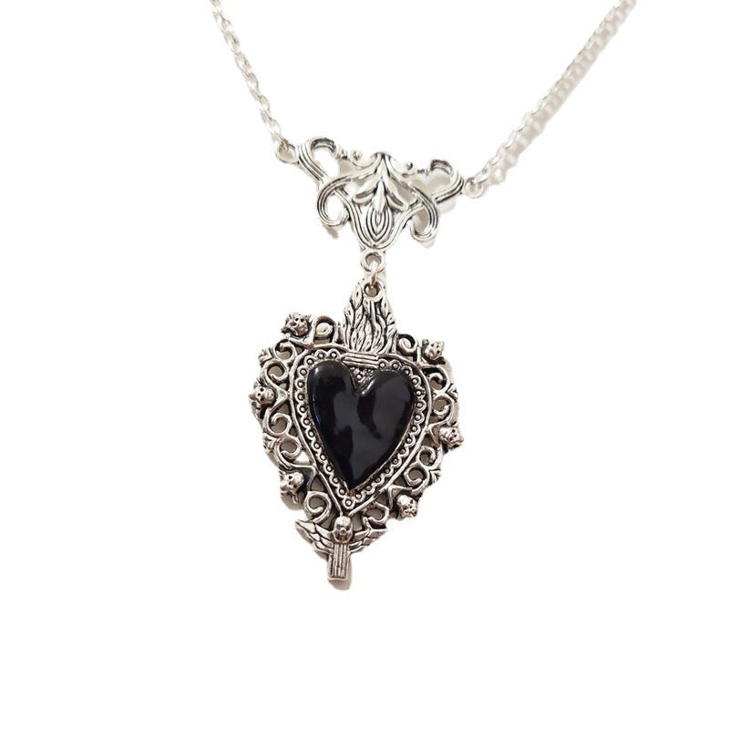 Collier d'amour en dentelle argentée avec pendentif d'amour brûlant