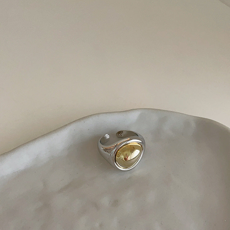 Anillo De Metal Irregular De Color En Contraste Dorado Y Plateado