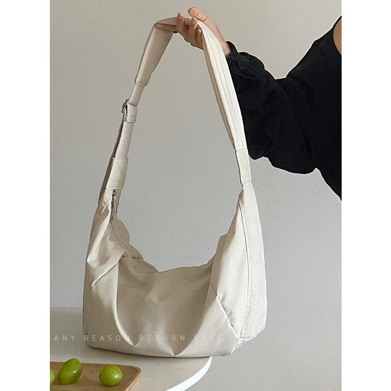 Sac à main à bandoulière en coton et lin en forme de croissant, Design d'intérêt particulier, rempli de riz, nuages ​​blancs