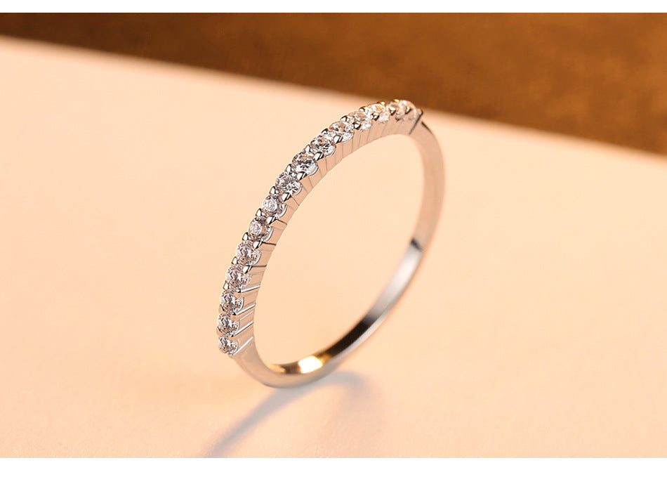 Conjunto de anillos combinados de circón con incrustaciones simples